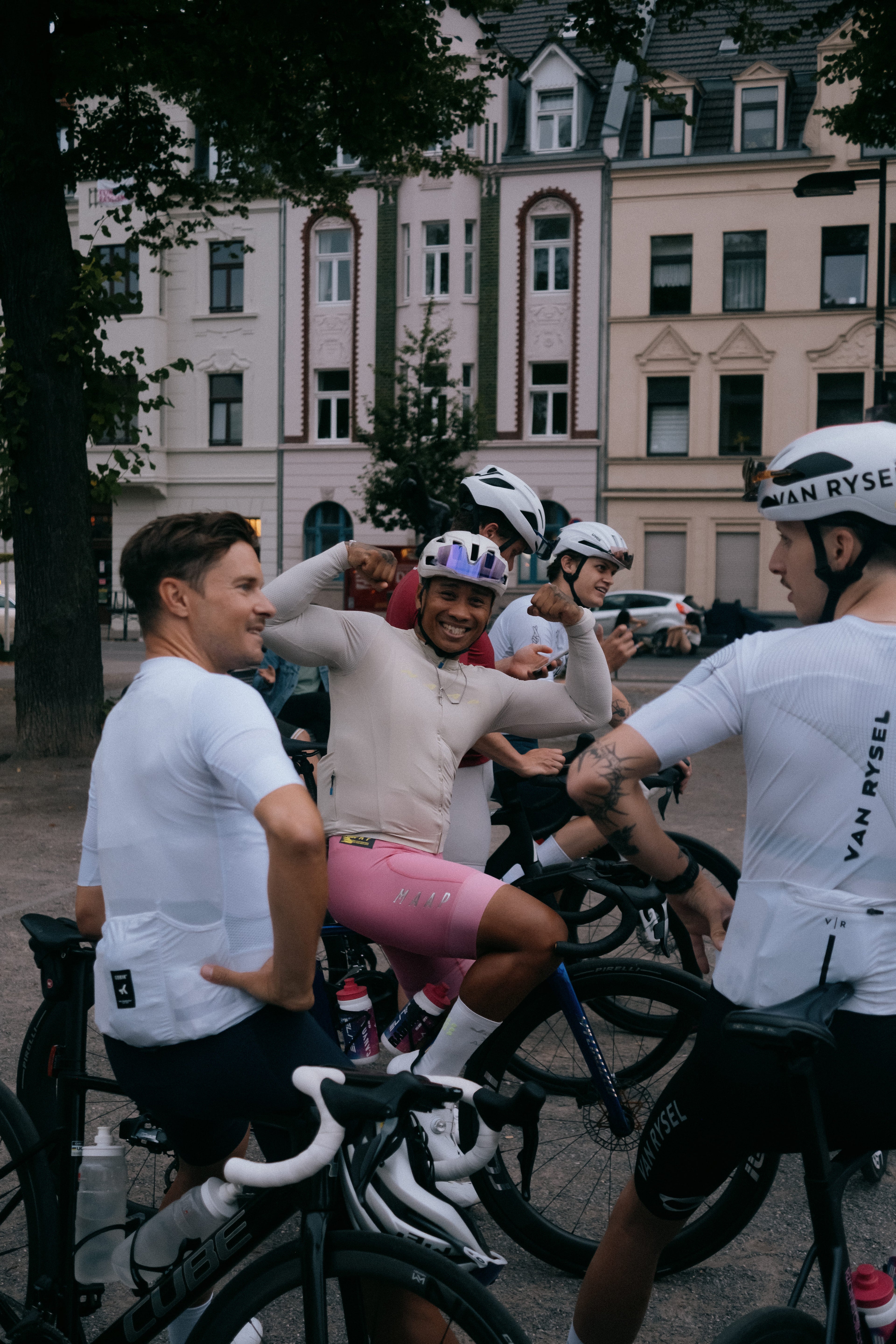 Mann_Rennrad_Lachen_Bizeps