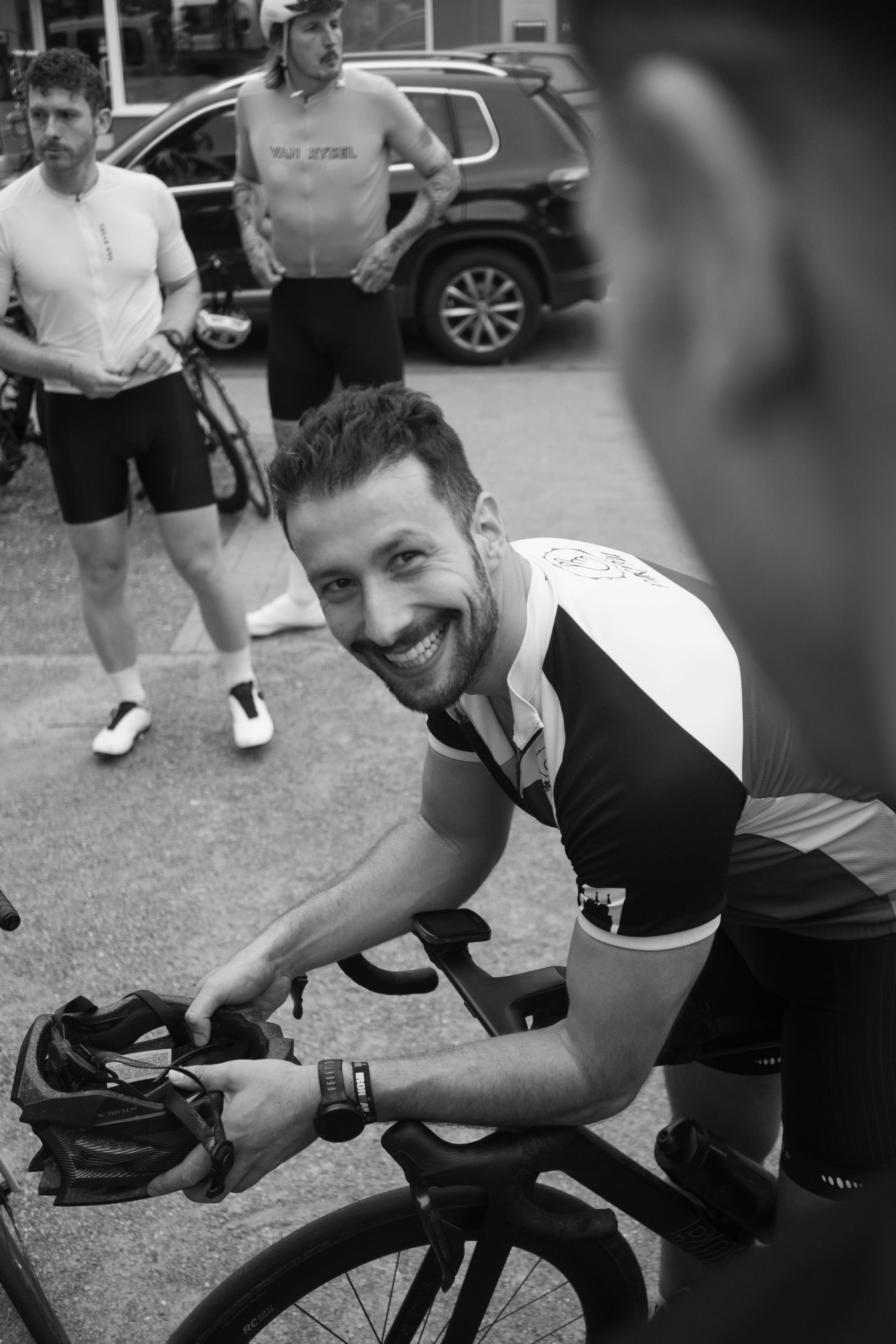 Mann_lacht_schwarz_weiss_rennrad